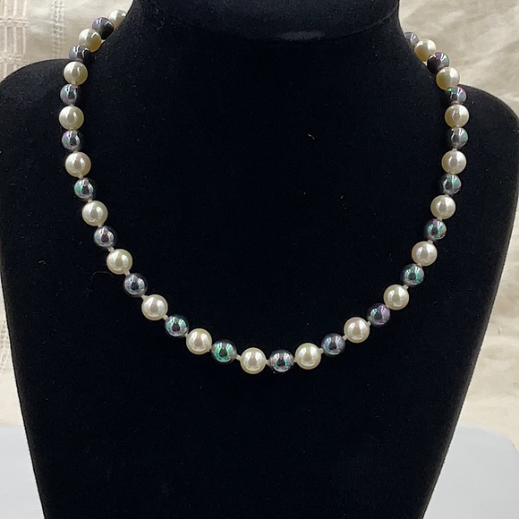 16” Cultured White Pearls & Peacock Colored Cultured Pearls With 925 Clasp - Picture 4 of 10